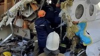Menurut reporter reuters, pesawat terbelah menjadi dua bagian. Dia juga mengatakan ada sisa-sisa pesawat yang rusak berserakan di sekitar rumah (Pavel Mikheyev/Reuters)