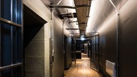 Karena latar belakang bangunan yang tak biasa, hostel ini memiliki ruang bawah tanah yang digunakan sebagai tempat penyimpanan bir dan anggur yang berusia beradab-abad. (The court)