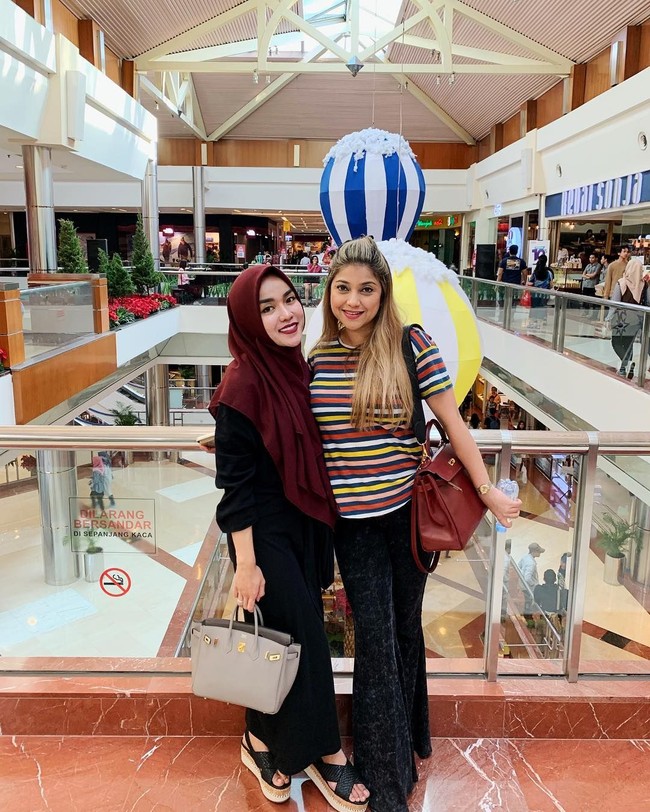 Medina Zein terakhir bertemu Sarah Azhari pada awal Januari 2019. Medina, Lukman dan Sarah menghabiskan waktu liburan bersama di Jakarta dan Bali. Foto: Instagram Medina Zein