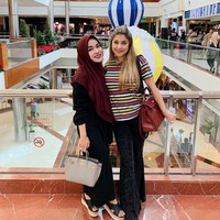 Medina Zein terakhir bertemu Sarah Azhari pada awal Januari 2019. Medina, Lukman dan Sarah menghabiskan waktu liburan bersama di Jakarta dan Bali. Foto: Instagram Medina Zein