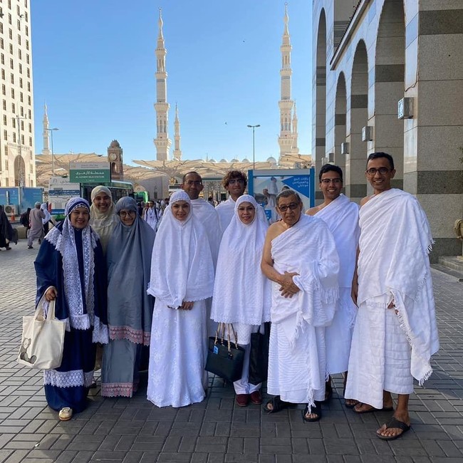 Najwa Shihab dan keluarga berpose di Madinah sebelum menuju ke Makkah untuk menjalankan umrah. Pendiri Narasi TV itu mengunggah momen tersebut di akun Instagram miliknya dengan caption,”Bismillah. Menuju Makkah. Foto: instagram @najwashihab