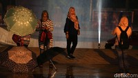 Warga tampak berfoto.