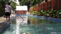 Kolam renang itu saat ini masih dalam tahap pemeliharaan. Sejumlah pekerja nampak tengah membersihkan area taman termasuk kolam renang.