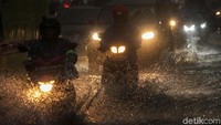 Hujan mengguyur kawasan Cililitan, Jakarta Timur, Selasa (31/12/2019).