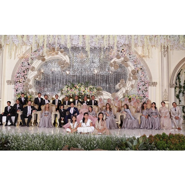 Dan inilah momen saat Medina Zein berkumpul dengan keluarga besar Lukman Azhari. Momen itu adalah saat pernikahannya dengan Lukman yang digelar di Hotel Fairmont, Senayan, Agustus 2017. Foto: Instagram Medina Zein