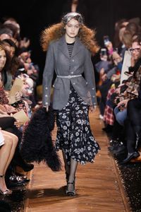 Malam Tahun Baru Diprediksi Hujan, Ini 7 Gaya Busana Biar Tetap Kece