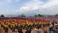 Berlangsung di Area Satker Bendungan Jatigede, Kabupaten Sumedang, Selasa (31/12/2019), sebanyak 5.555 dikerahkan untuk menari Umbul di tengah lapangan terbuka. (Mukhlis Dinillah/detikcom)