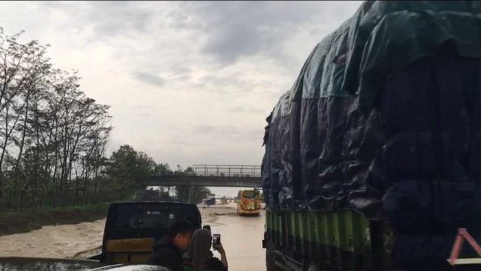 Video Tol Cipali Banjir, Lalin Macet