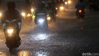 Hujan deras ini mengguyur Jakarta jelang malam pergantian tahun baru yang tinggal beberapa jam lagi.