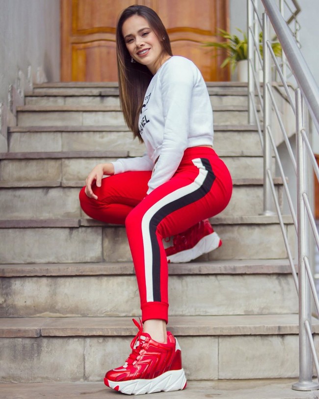 Wanita asal Peru ini ikut dalam tantangan Bibidi Babidi Boo, tantangan populer di Tik Tok. Tantangan itu terinspirasi oleh lagu Bibbdi Bobbidi Boo dari Cinderella Disney Klasik 1950. Foto: Instagram