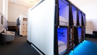 Pod Dorms adalah kamar kapsul yang terdiri dari 200 pod. Kamar Pod Dorms terbagi menjadi dua, yaitu khusus wanita atau campur. Tiap dorm bisa berisi sampai 20 kapsul atau pod. (The court)