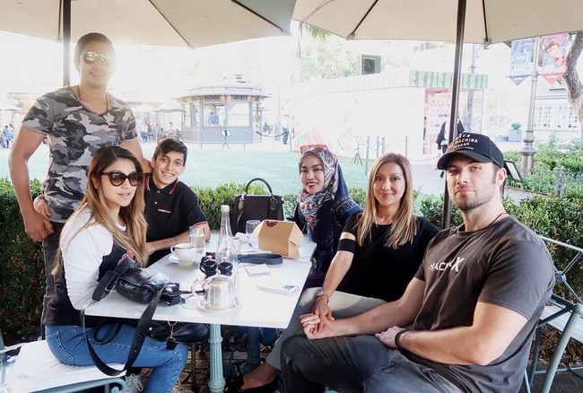 Terkait apapun yang terjadi kepada adik saya Medina Zein, sebagai kakak saya akan berusaha membantu dan memberikan dukungan kepada Medina, ujar Sarah Azhari di Instagram seperti dilihat detikcom, Selasa (31/12/2019). Foto: Instagram Medina Zein