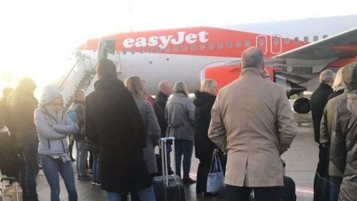 Penumpang Easyjet diminta turun pesawat