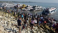 Sejumlah wisatawan mengantre untuk menaiki kapal cepat di kawasan Pantai Sanur, Denpasar, Bali, untuk menuju ke pulau Nusa Penida dan Nusa Lembongan, Selasa (31/12/2019).