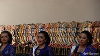 Para sinden dengan suara khasnya mengiringi pagelaran wayang kulit.