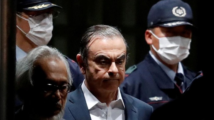 Mantan ketua Nissan Motor Carlos Ghosn meninggalkan Rumah Detensi Tokyo di Tokyo, Jepang, 25 April 2019.