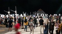 Masyarakat Makassar pun tak ketinggalan meramaikan malam Tahun Baru. Pantai Losari di Makassar pun jadi titik keramaian yang cukup populer (Muhammad Nur Abdurrahman/detikcom)
