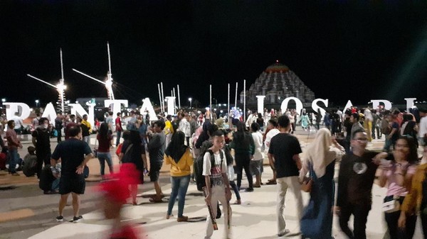 Masyarakat Makassar pun tak ketinggalan meramaikan malam Tahun Baru. Pantai Losari di Makassar pun jadi titik keramaian yang cukup populer (Muhammad Nur Abdurrahman/detikcom) Masyarakat Makassar pun tak ketinggalan meramaikan malam Tahun Baru. Pantai Losari di Makassar pun jadi titik keramaian yang cukup populer (Muhammad Nur Abdurrahman/detikcom)