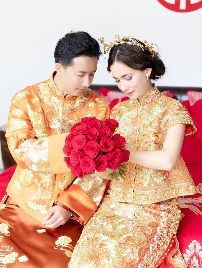 Celina Jade dan Hangeng telah lama dikabarkan akan menikah. Namun kabar bahagia ini baru dikonfirmasi hari ini di mana keduanya dilaporkan sudah resmi menjadi suami istri. Di akun Weibo masing-masing, mereka pun mengungah foto pernikahan menggunakan busana tradisional. Foto: Weibo