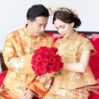 Celina Jade dan Hangeng telah lama dikabarkan akan menikah. Namun kabar bahagia ini baru dikonfirmasi hari ini di mana keduanya dilaporkan sudah resmi menjadi suami istri. Di akun Weibo masing-masing, mereka pun mengungah foto pernikahan menggunakan busana tradisional. Foto: Weibo