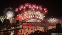 Namun, kebakaran hutan dan lahan yang terjadi di sejumlah kawasan di Australia beberapa waktu belakangan ini membuat pesta kembang api yang kerap menghiasi langit Kota Sydney di malam pergantian tahun tak diselenggarakan tahun ini. Scott BarbourCity of Sydney/Getty Images.