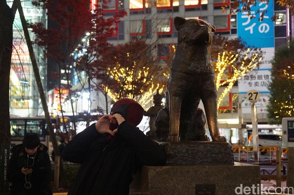 Patung Hachiko merupakan salah destinasi yang dikunjungi turis bila datang ke Shibuya, Jepang. Bahkan Deadpool juga berfoto dengan patung ini. (Syanti/detikcom)