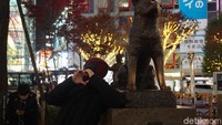 Patung Hachiko merupakan salah destinasi yang dikunjungi turis bila datang ke Shibuya, Jepang. Bahkan Deadpool juga berfoto dengan patung ini. (Syanti/detikcom)