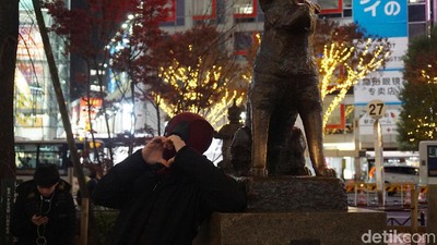 Potret Deadpool Berfoto dengan Hachiko