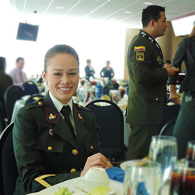 Polisi wanita Jossmery Toledo Coronel diskors dari pekerjaannya setelah video dirinya yang memamerkan lekuk tubuh menjadi viral. Jossmery berbagi video dirinya menari sebuah tantangan populer di aplikasi media sosial Tik Tok. Foto: Instagram