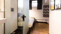 Begitu membuka kamar, tampilan interiornya begitu minimalis. Ada bagian dari kamar penjara yang tidak diganti sama sekali, yaitu jendela kecil dan langit-langit setengah lingkaran.  (The court)