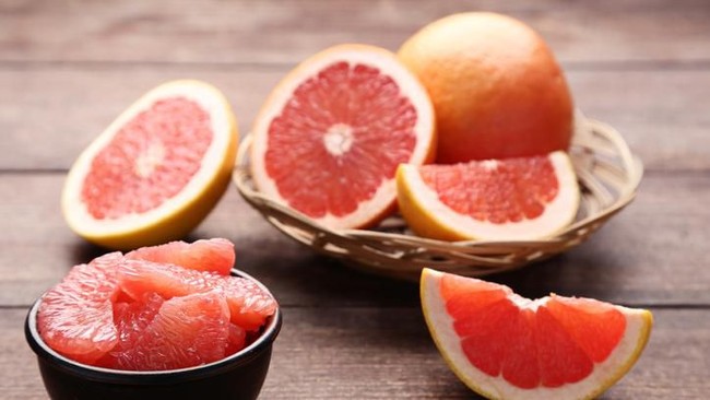 Citrus fruit: Clementines in a rustic wooden bowl.
