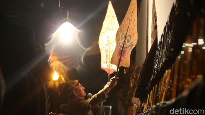 Pagelaran Wayang Kulit Semalam Suntuk untuk menyambut tahun baru digelar di TMII, Jakarta. Begini aksi dalang Ki Manteb Sudarsono.