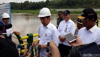 Dengan memanfaatkan keberadaan Bendung tersebut, kata Jokowi, masyarakat dapat meningkatkan perekonomiannya melalui pengembangan sektor pertanian, UMKM hingga pariwisata.