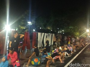 Warga Padati Balkot Surabaya Jelang Detik-detik Pergantian Tahun
