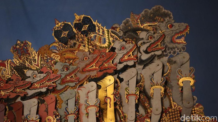 Pagelaran Wayang Kulit Semalam Suntuk untuk menyambut tahun baru digelar di TMII, Jakarta. Begini aksi dalang Ki Manteb Sudarsono.