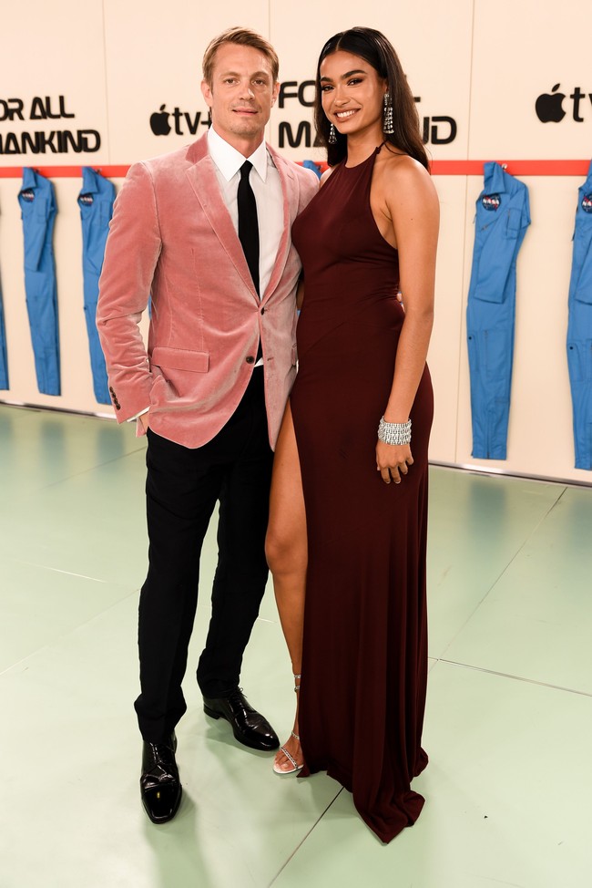 Hubungan asmara Kelly Gale dan Joel Kinnaman sudah berjalan setahun. Joel merupakan bintang dari For All Mankind, serial produksi Apple TV Plus. (Foto: Getty Images)