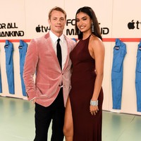 Hubungan asmara Kelly Gale dan Joel Kinnaman sudah berjalan setahun. Joel merupakan bintang dari For All Mankind, serial produksi Apple TV Plus. (Foto: Getty Images)
