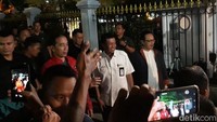 Pantauan di lokasi, Gedung Agung, Malioboro, Yogyakarta, Selasa (31/12), Jokowi terlihat didampingi Wali Kota Yogyakarta, Haryadi Suyuti dan Wakil Wali Kota Yogyakarta, Heroe Poerwadi. Dia keluar dari Gedung Agung pukul 21.43 WIB.