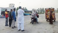 Dari Emirat Arab masuk ke Arab Saudi dan sempat tertahan di border Saudi selama 7 jam karena proses sepeda motor yang harus lolos imigrasi. Foto: Instagram @jejakpalmarjambi