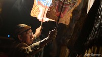 Aksi Ki Manteb Sudarsono mengisi perayaan malam tahun baru dengan pagelaran wayang kulit.