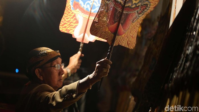 Pagelaran Wayang Kulit Semalam Suntuk untuk menyambut tahun baru digelar di TMII, Jakarta. Begini aksi dalang Ki Manteb Sudarsono.