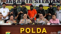Dalam kesempatan itu, polisi memamerkan Abdul Malik bersama sejumlah barang bukti berupa senjata api hingga granat dan ribuan butir peluru.