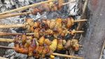 Foto: Makan Ulat Sagu Papua, Mau Coba?