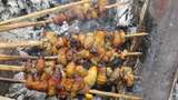 Begini Rasanya Makan Ulat Sagu di Papua