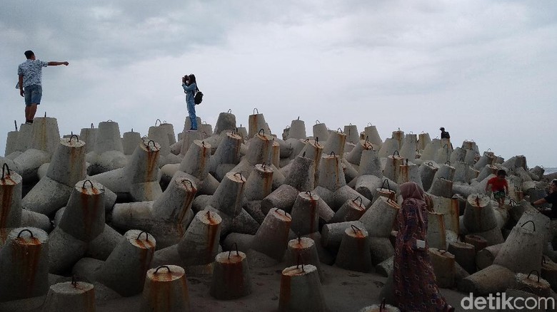 Pemecah ombak di Pantai Pamugaran Pangandaran. (Faizal Amiruddin/detikcom) Pemecah ombak di Pantai Pamugaran Pangandaran. (Faizal Amiruddin/detikcom)