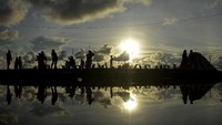 Warga menikmati pemandangan matahari terbenam (sunset) akhir tahun 2019 di Anjungan Pantai Losari, Makassar, Sulawesi Selatan, Selasa (31/12/2019). ANTARA FOTO/Abriawan Abhe.