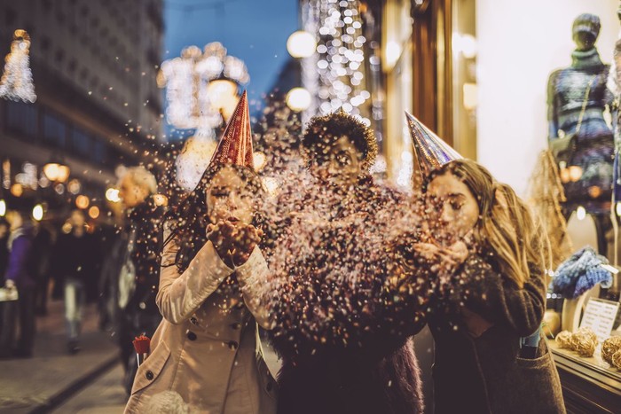 Ilustrasi malam tahun baru Friends celebrating the New Years Eve