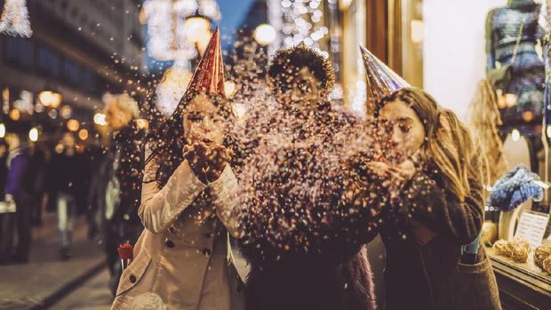 Friends celebrating the New Year's Eve