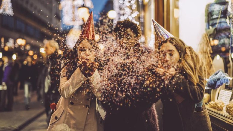 Ilustrasi malam tahun baru Friends celebrating the New Years Eve