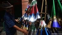 Terompet tersebut dijual dari harga Rp 5.000 hingga Rp 15.000 per buah.